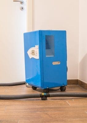 Wasserschaden mit Estrichtrockner bekämpfen