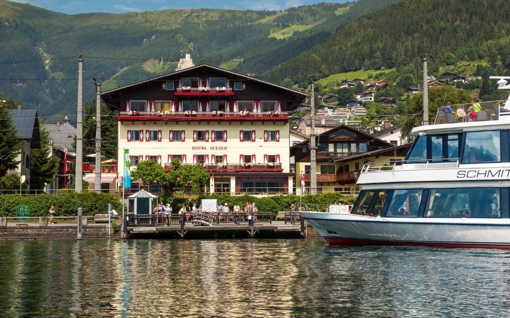Traditionelles Hotel am Bergsee